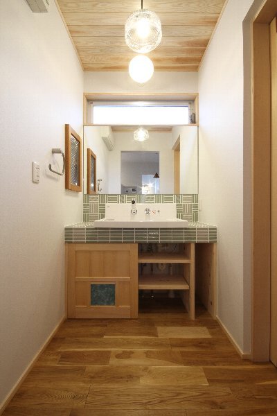 洗面台の下は、猫ちゃんのトイレスペース。四角の子扉から自由に出入りできるようになっています。