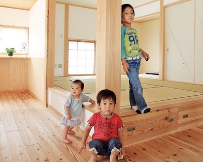 LDKの一角に設けた小上がりの和室。
お昼寝屋客間としてもとても重宝する空間です。