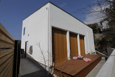 真っ白な外観に木格子がアクセントで
柔らかな表情を付けています。