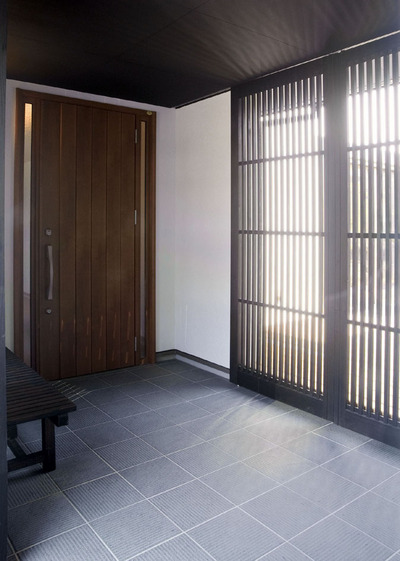 木製の目隠し格子。

荷物を置いたり、腰かけたりするベンチがありがたい。