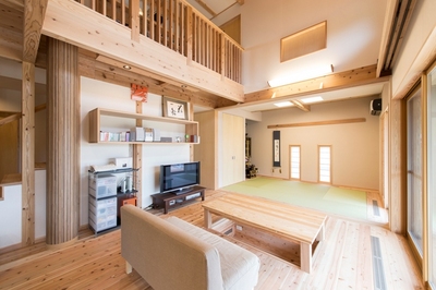 ダイニングから見たリビングと和室。テレビボードの上に取りつけた長方形の飾り棚も宙に浮かし部屋を広く見せるポイントに。ＯＭソーラーのダクトはお気に入りのクロスを施しました。