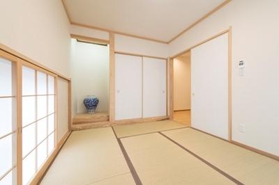 玄関から入ってすぐの和室。天然木と畳の香りの融合がなんとも心地よい。将来はご両親のお部屋になる予定です。