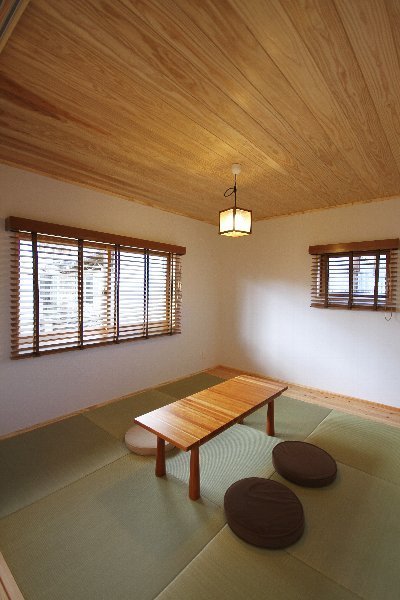 杉の板貼りの天井が魅力的な和室