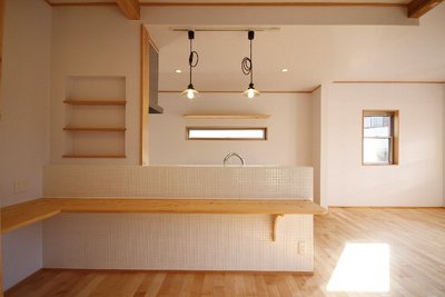 キッチン前には、スタディコーナーも兼ねたカウンターを造作 キッチン前には、スタディコーナーも兼ねたカウンターを造作