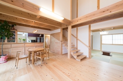 木目を読み、目立つ場所にはできるだけ節が目立たない木材を使用。収納や部屋を仕切る扉も全て造作。