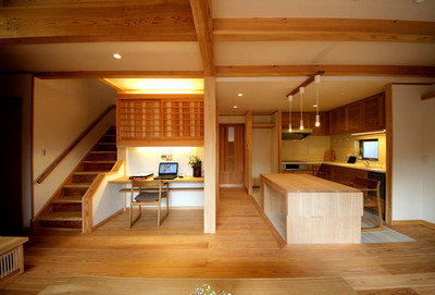 室内はできるだけ間仕切りをつくらない広がり間取りによって、面積以上のゆとりが感じられます。リビングを中心にダイニング、キッチン、書斎コーナー、階段などがゆるやかにつながり、家中どこにいても家族の気配が感じられます。中央の扉の奥は洗面所など水廻りへの入り口。家事動線もスムーズです。