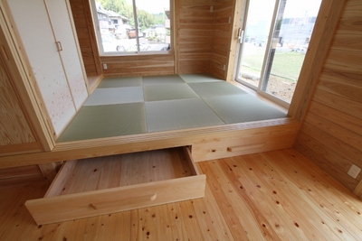 一段上がった和室の下はちょっとした収納スペース。季節ものなどを収納するのに便利です♪