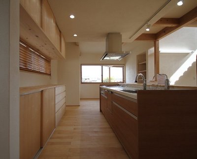 無垢材で造作した収納棚は採光も考えられたデザイン 無垢材で造作した収納棚は採光も考えられたデザイン