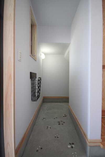 壁に埋込みポスト。寝起きの姿でも、雨が降っても気にせず、新聞や郵便を家の中に取り込めて便利です！