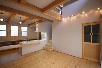 梁、床、造作棚など、無垢材で仕上げた木のぬくもりたっぷりのＬＤＫ