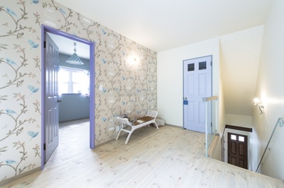 2Fはさらに壁紙の柄も塗装色も思いっきり遊んでみました☆
毎朝寝室からウキウキで目覚められそうですね。