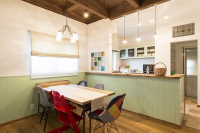 若草色の腰壁と食器棚。 奥様とお嬢様がお好きな色が「グリーン」を採用しました。