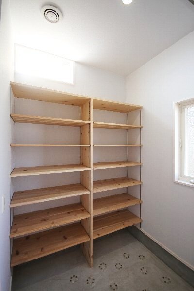 玄関ホール横にある引戸を開けると、家族用のシュークローク