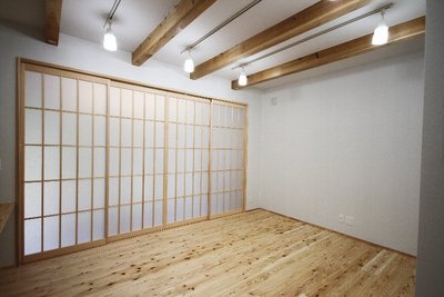 障子の向こうは玄関土間。昔ながらの土間からリビングが繋がる間取りです。