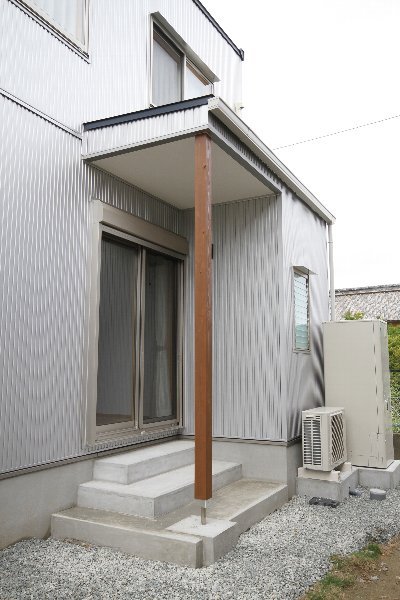 家事室、納戸につながるので、買い物したものはまっすぐここから中へ 家事室、納戸につながるので、買い物したものはまっすぐここから中へ