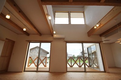 たっぷりと光が入る、居心地のいいオープンリビング