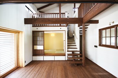 腰を下ろすのにちょうどいい小上りや階段など、落ち着ける居場所がそこかしこにあるリビング。