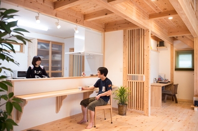 憩いのキッチンカウンター。幅や高さを悩んだ分、お二人にちょうどいいサイズ感のキッチンカウンターが完成。