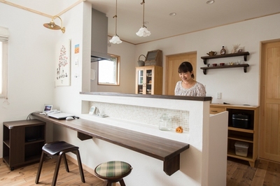 カフェのような雰囲気が可愛い、奥様お気に入りのキッチン。キッチン前のカウンターはお子さんたちが食事をする時に大活躍。