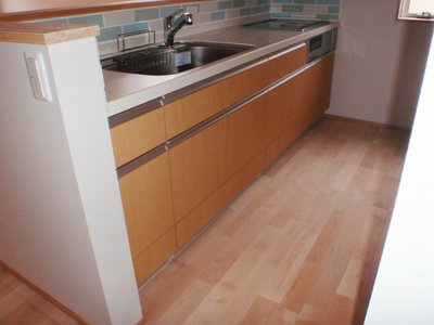 キッチンまわりは明るい色のタイルで仕上げています。