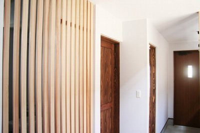 納戸の壁の一部は格子戸。湿気がこもらず安心です。 納戸の壁の一部は格子戸。湿気がこもらず安心です。