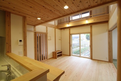 子供の様子が見える対面キッチン。直接手元が見えないようにカウンターがあるので安心。 子供の様子が見える対面キッチン。直接手元が見えないようにカウンターがあるので安心。