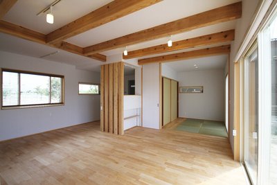 LDK+和室はワンフロアながらも、引き戸で自在に空間分けができるスタイルに。 LDK+和室はワンフロアながらも、引き戸で自在に空間分けができるスタイルに。