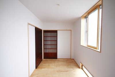 旧家の引き戸を採用した落ち着きある室内