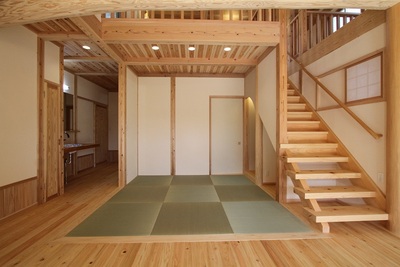 圧迫感の無い畳コーナー。ストリップ階段も空間に広がりをもたせます