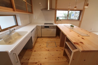 L字のキッチンにカウンターを取り付けてコの字型に