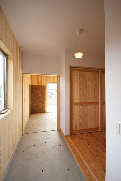 玄関から土間を通じて囲炉裏部屋に続きます