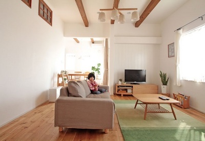 くつろぐ空間(=L)と食べる空間(=DK)をあえてわけ、L字型に配置。居心地のいいお気に入りの空間に。