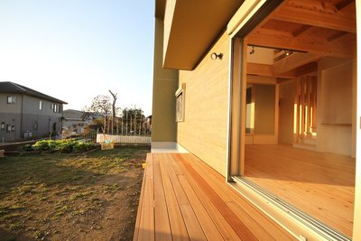 夕日に照らされるとまた違う雰囲気の外観に。夕方ここで過ごす時間は毎日の疲れを癒してくれる時間になりそうですね。