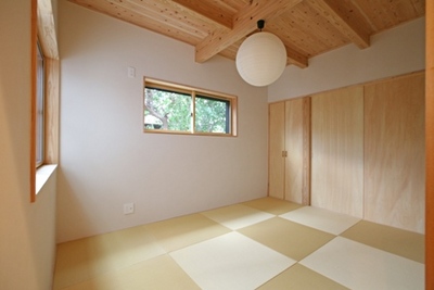 色あせや変色がなく、ダニの発生が少ない和紙畳を採用した和室。