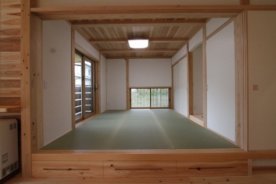 一段上がった畳コーナー。ちょっと腰かけるのにちょうどいい。下には収納スペースも。