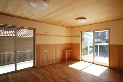 無垢材を天井・壁・床にふんだんに使用したおばあちゃんの部屋。床暖房も設置した快適な空間です。 無垢材を天井・壁・床にふんだんに使用したおばあちゃんの部屋。床暖房も設置した快適な空間です。