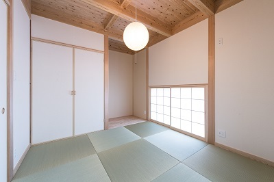和室の壁紙と障子には和紙を使用。天井は小国杉の梁と木が現しに。