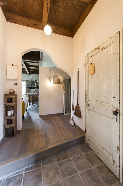 玄関ホール横のアンテイークドアが空間に安らぎを与えてくれます。アーチ入口もS様ならではの形に。