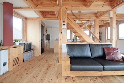 ３階へつながる大きな吹き抜けに、間仕切りのないワンフロアのオープンな空間は、家族の成長や環境の変化に柔軟に対応できるように考えられている。