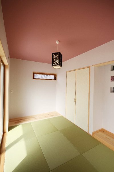 和室。床の間スペースにはガラスをはめ込みました。天井にも色をいれ、上品な雰囲気に仕上がりました。 和室。床の間スペースにはガラスをはめ込みました。天井にも色をいれ、上品な雰囲気に仕上がりました。