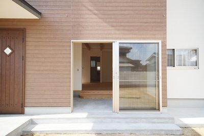 ここのガラス戸から、直接土間と外への移動ができます。
