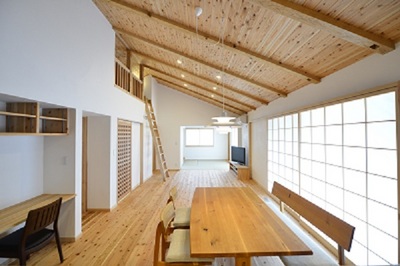 キッチン・ダイニング・リビング・和室がつながった仕切りのない大きな住空間。