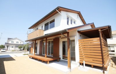 格子で囲まれた空間は洗濯物干しスペース。屋根もあるので外出中の雨の心配もいりません。