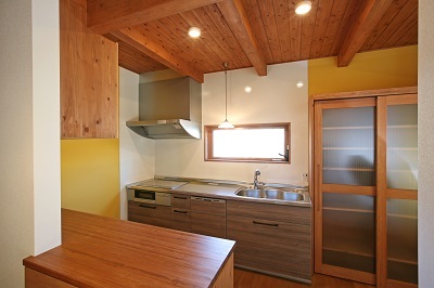 奥さまの“好き”が詰まったキッチン。元気な黄色い壁紙がアクセント。