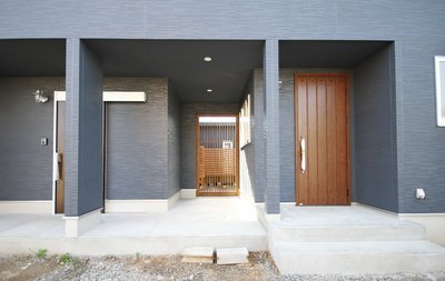 親世帯・子世帯の玄関は隣に並びます