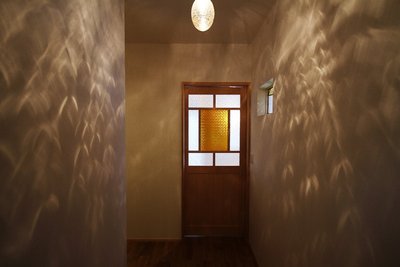 玄関ホール。照明の模様が映し出されてとてもいい雰囲気です。