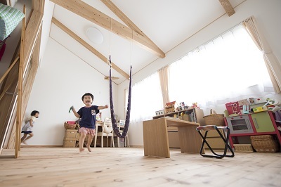 大きな開口部を持つ子供部屋は将来は2部屋に仕切ることも可能。今は広々と贅沢な遊び場に。太い梁を利用して取り付けられたハンモックは子供たちのお気に入り。