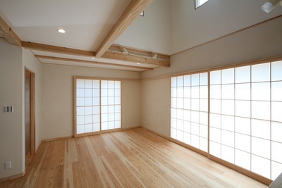 大きな窓には雪見障子でスッキリと。外部からの視線を遮り、柔らかい光も採り込めます。