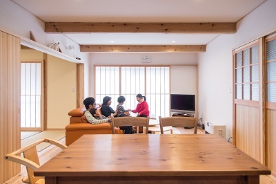 障子から射し込むやわらかな陽光が心地良いリビング。雪見障子なので外部からの視線もシャットアウトできます。