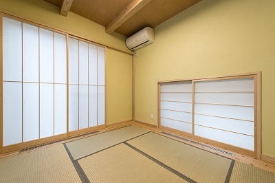 リビングから繋がる和室は黄色いほたて漆喰を施し、柔らかな雰囲気に。